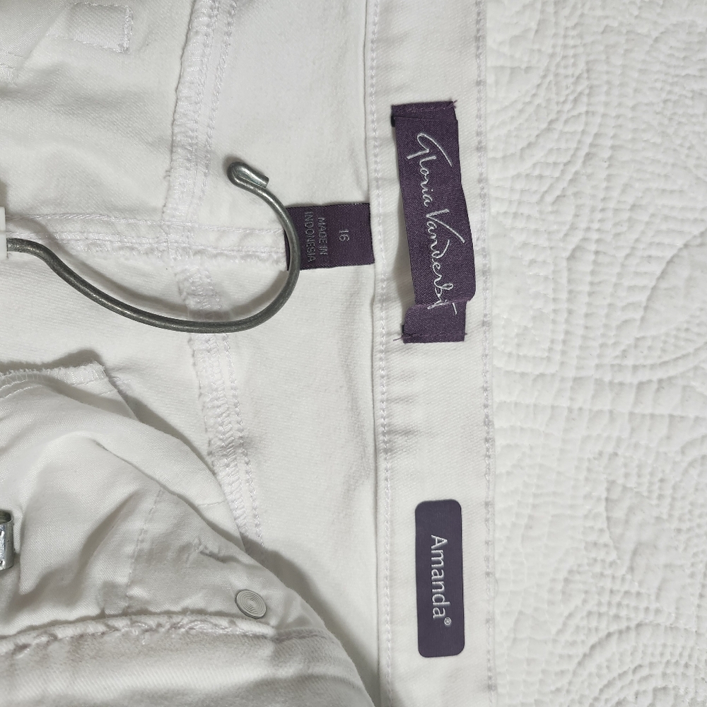 white gloria Vanderbilt  jeans